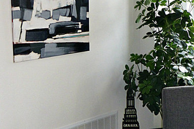 Imagen de comedor actual con paredes blancas y suelo de madera oscura