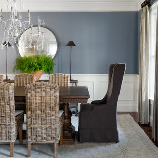 Esempio di una sala da pranzo tradizionale con pareti blu, parquet scuro, pavimento marrone e boiserie