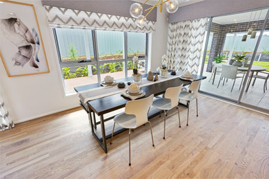 Идея дизайна: кухня-столовая среднего размера в современном стиле с белыми стенами, светлым паркетным полом и коричневым полом