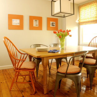 Diseño de comedor clásico renovado, pequeño, con paredes grises y suelo de madera en tonos medios