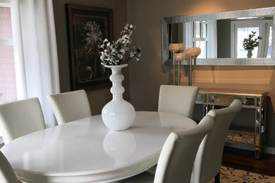 Идея дизайна: большая кухня-столовая в стиле неоклассика (современная классика) с серыми стенами и темным паркетным полом
