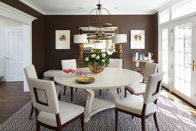 Стильный дизайн: большая отдельная столовая в стиле неоклассика (современная классика) с коричневыми стенами, темным паркетным полом и коричневым полом без камина - последний тренд