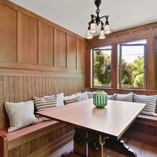 Ejemplo de comedor de estilo americano, pequeño, sin chimenea, con suelo de madera en tonos medios, paredes marrones y suelo marrón