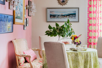 Diseño de comedor bohemio pequeño abierto con paredes rosas y suelo de madera clara