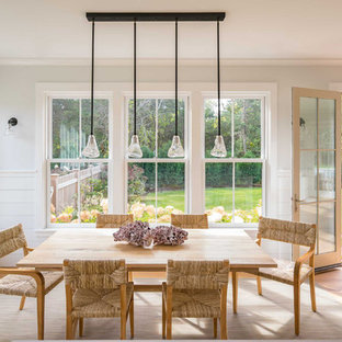 Ispirazione per una sala da pranzo aperta verso la cucina scandinava di medie dimensioni con parquet chiaro, nessun camino, pareti beige e pavimento grigio