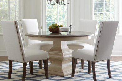 Пример оригинального дизайна: кухня-столовая среднего размера в классическом стиле с белыми стенами, паркетным полом среднего тона и коричневым полом без камина