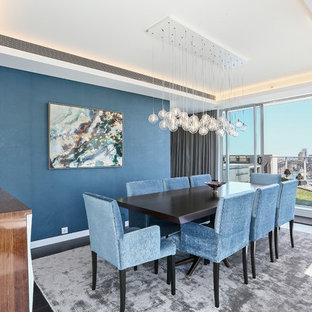 Idee per una sala da pranzo classica chiusa e di medie dimensioni con pareti blu, parquet scuro e pavimento marrone