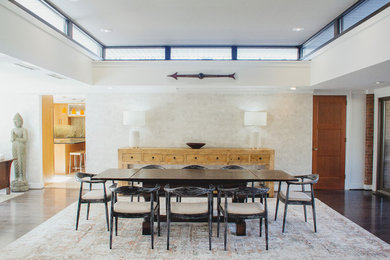 Idee per una grande sala da pranzo aperta verso il soggiorno minimalista con pareti bianche, parquet scuro, camino classico e pavimento marrone