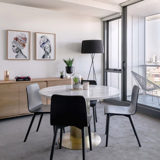 Foto di una sala da pranzo design con pareti bianche, moquette e pavimento grigio