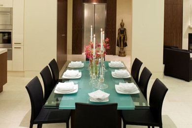 Imagen de comedor de cocina clásico renovado de tamaño medio con paredes blancas y suelo de baldosas de porcelana