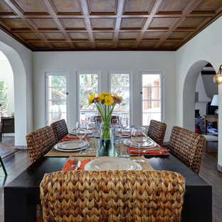 Immagine di una sala da pranzo aperta verso la cucina mediterranea di medie dimensioni con pareti bianche, parquet scuro, nessun camino e pavimento marrone
