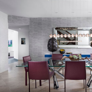Ispirazione per una grande sala da pranzo minimal chiusa con pareti grigie e pavimento in travertino