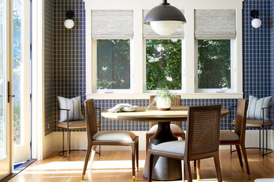Стильный дизайн: столовая в стиле неоклассика (современная классика) с синими стенами, паркетным полом среднего тона, коричневым полом и обоями на стенах - последний тренд
