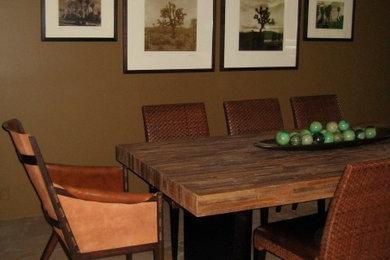 ラスベガスにある中くらいなサンタフェスタイルのおしゃれなダイニングキッチン (茶色い壁、ライムストーンの床、暖炉なし) の写真