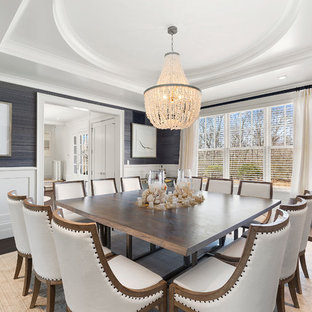 Idee per una sala da pranzo costiera chiusa e di medie dimensioni con pareti grigie, parquet scuro, nessun camino e pavimento marrone