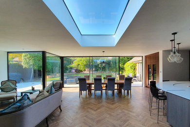 Mittelgroße Moderne Wohnküche mit braunem Holzboden in Sonstige