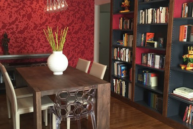 Foto de comedor clásico de tamaño medio abierto sin chimenea con paredes rojas, suelo de madera oscura y suelo marrón