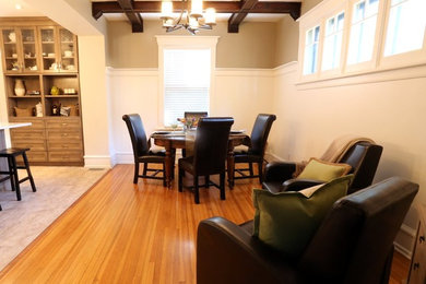 Exemple d'une salle à manger ouverte sur la cuisine craftsman de taille moyenne avec un mur gris, un sol en bois brun et aucune cheminée.