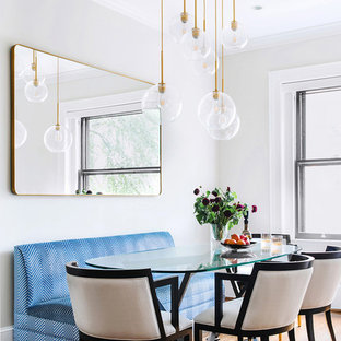 Foto di una sala da pranzo aperta verso il soggiorno design di medie dimensioni con parquet scuro, pareti grigie, nessun camino e pavimento marrone