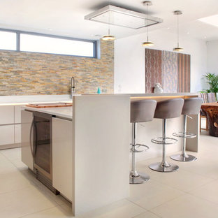 Esempio di una grande sala da pranzo aperta verso la cucina minimalista con pavimento in gres porcellanato