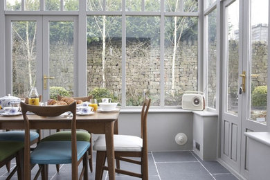 Große Landhaus Wohnküche mit grauer Wandfarbe in London