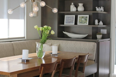 На фото: столовая в современном стиле с серыми стенами с