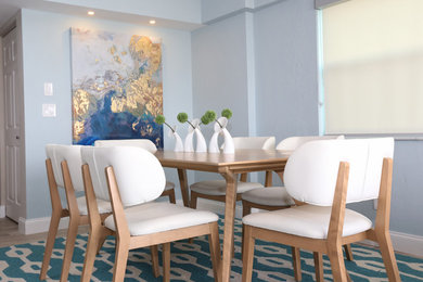 Foto di una piccola sala da pranzo aperta verso la cucina design con pareti blu, pavimento in gres porcellanato e pavimento beige