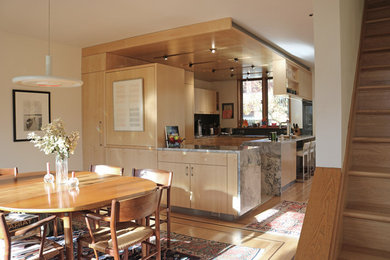 Imagen de comedor de cocina retro de tamaño medio sin chimenea con paredes beige, suelo de madera clara y suelo marrón