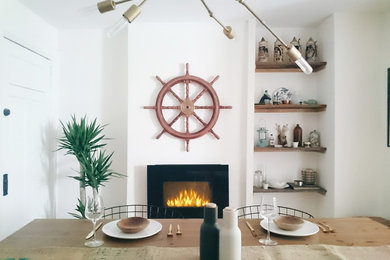 Diseño de comedor de cocina escandinavo de tamaño medio con paredes blancas y todas las chimeneas