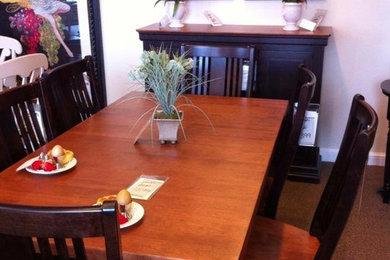 Aménagement d'une salle à manger ouverte sur la cuisine de taille moyenne avec un mur beige et moquette.