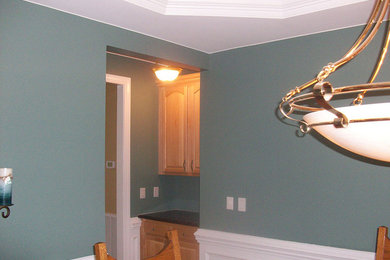 Exemple d'une salle à manger fermée avec un mur bleu.