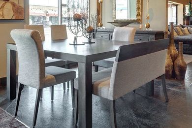 На фото: кухня-столовая среднего размера в стиле неоклассика (современная классика) с бежевыми стенами, бетонным полом и серым полом без камина