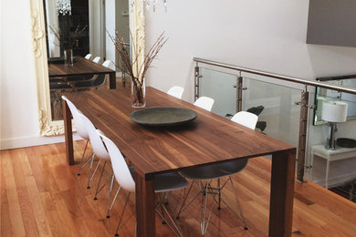 Modelo de comedor contemporáneo de tamaño medio sin chimenea con paredes beige, suelo de madera en tonos medios y suelo marrón