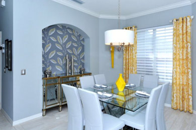 Exemple d'une salle à manger ouverte sur le salon tendance de taille moyenne avec un mur bleu, parquet clair, aucune cheminée et un sol marron.