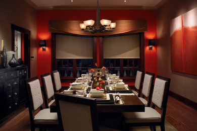 Cette image montre une salle à manger bohème fermée avec un mur marron et un sol en bois brun.