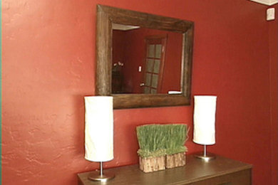 Пример оригинального дизайна: отдельная столовая среднего размера в классическом стиле с красными стенами без камина