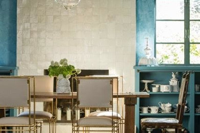 Foto de comedor de cocina ecléctico de tamaño medio sin chimenea con paredes azules y suelo de madera oscura