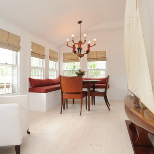 Foto di una piccola sala da pranzo stile americano chiusa con pareti bianche, parquet chiaro e pavimento beige
