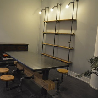 Ispirazione per una sala da pranzo aperta verso la cucina industriale di medie dimensioni con pareti grigie, parquet scuro, nessun camino e pavimento marrone
