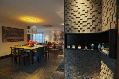 ミルウォーキーにあるお手頃価格の中くらいなトランジショナルスタイルのおしゃれなダイニングキッチン (ベージュの壁、スレートの床、暖炉なし) の写真