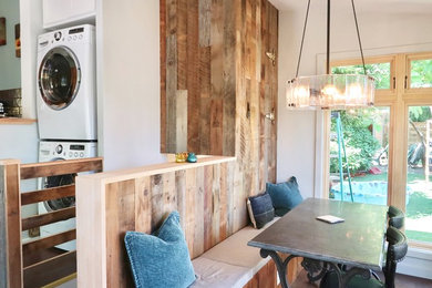 Diseño de comedor de cocina de estilo de casa de campo pequeño con paredes grises, suelo de corcho y suelo marrón