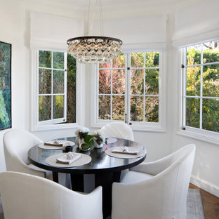 Exemple d'une grand salle à manger chic avec un sol en bois brun et une banquette d'angle.
