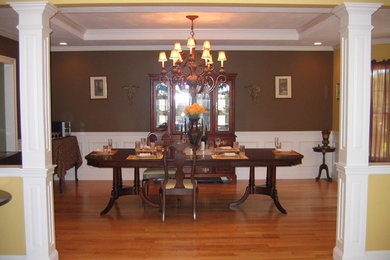 Cette image montre une salle à manger traditionnelle.