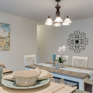 Mittelgroße Tropenstil Wohnküche ohne Kamin mit weißer Wandfarbe, Keramikboden und weißem Boden in Orlando