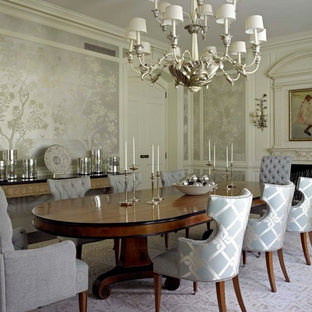 Ispirazione per una sala da pranzo stile marino chiusa con pareti con effetto metallico e camino classico
