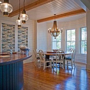 Mittelgroße Kolonialstil Wohnküche ohne Kamin mit weißer Wandfarbe und braunem Holzboden in Charleston