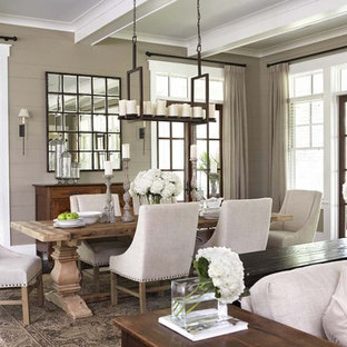 Foto di una grande sala da pranzo aperta verso il soggiorno classica con parquet scuro e pareti marroni