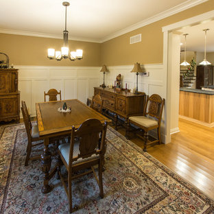 Imagen de comedor de estilo americano, grande, cerrado, sin chimenea, con paredes amarillas, suelo de madera clara y suelo marrón
