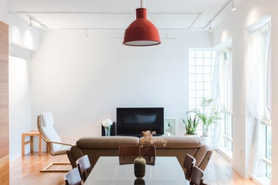 Inspiration pour une salle à manger minimaliste avec un mur blanc, un sol en bois brun et un sol marron.