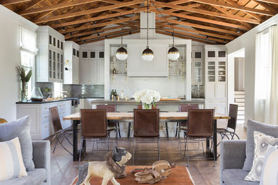 Ejemplo de comedor de estilo de casa de campo de tamaño medio sin chimenea con paredes blancas, suelo de madera en tonos medios y suelo marrón